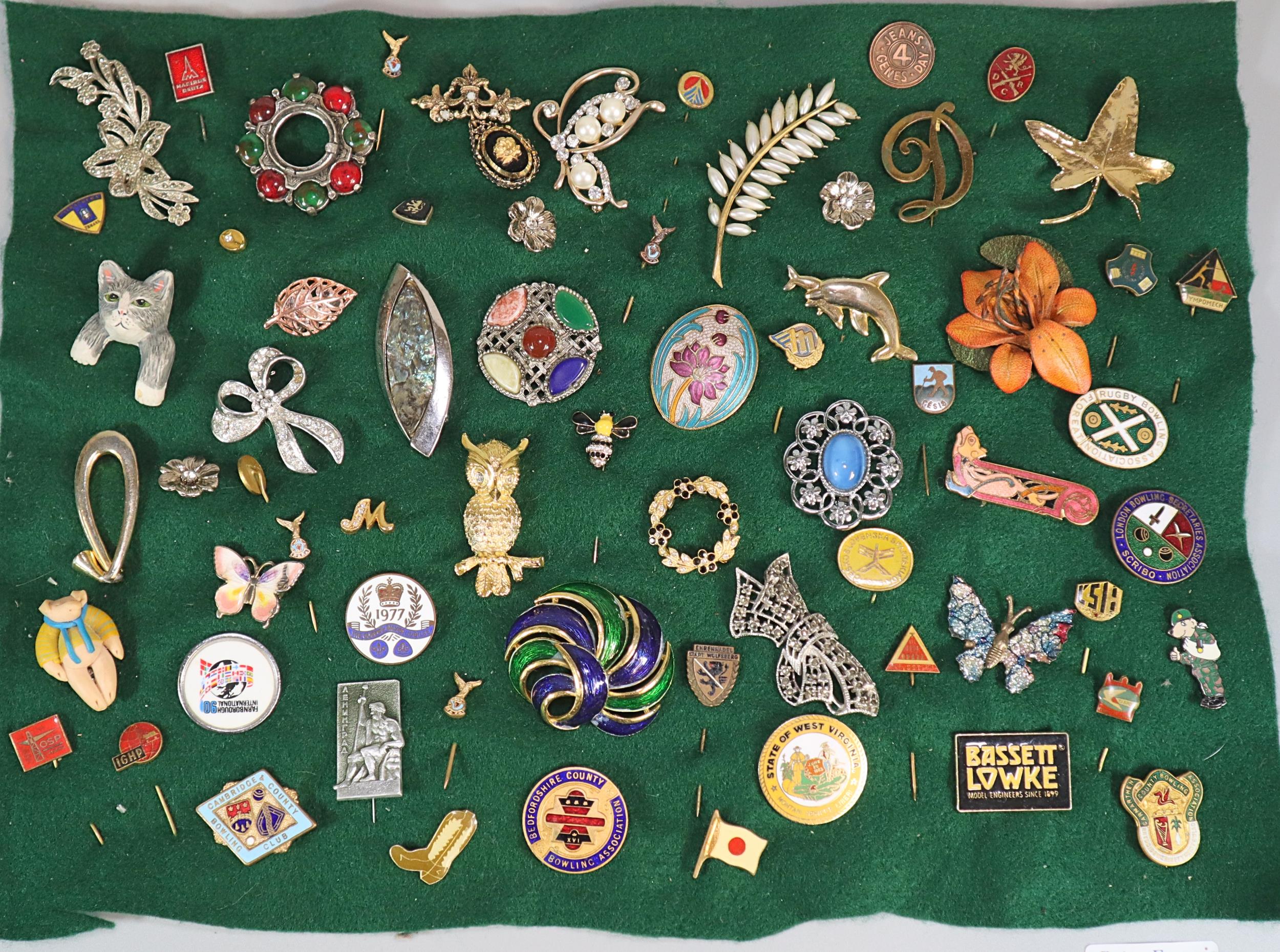 Collection of vintage and other brooches and badges to include: Owl, Cambridge and County -