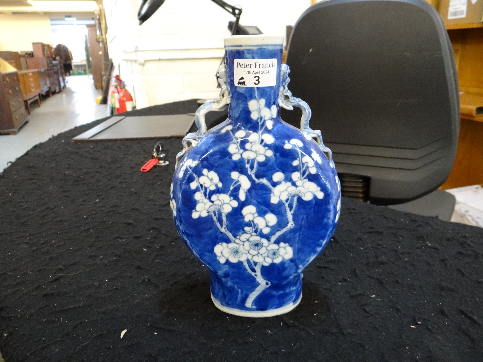 19th century Chinese export porcelain blue and white moon flask, depicting flower and prunus - Image 10 of 12