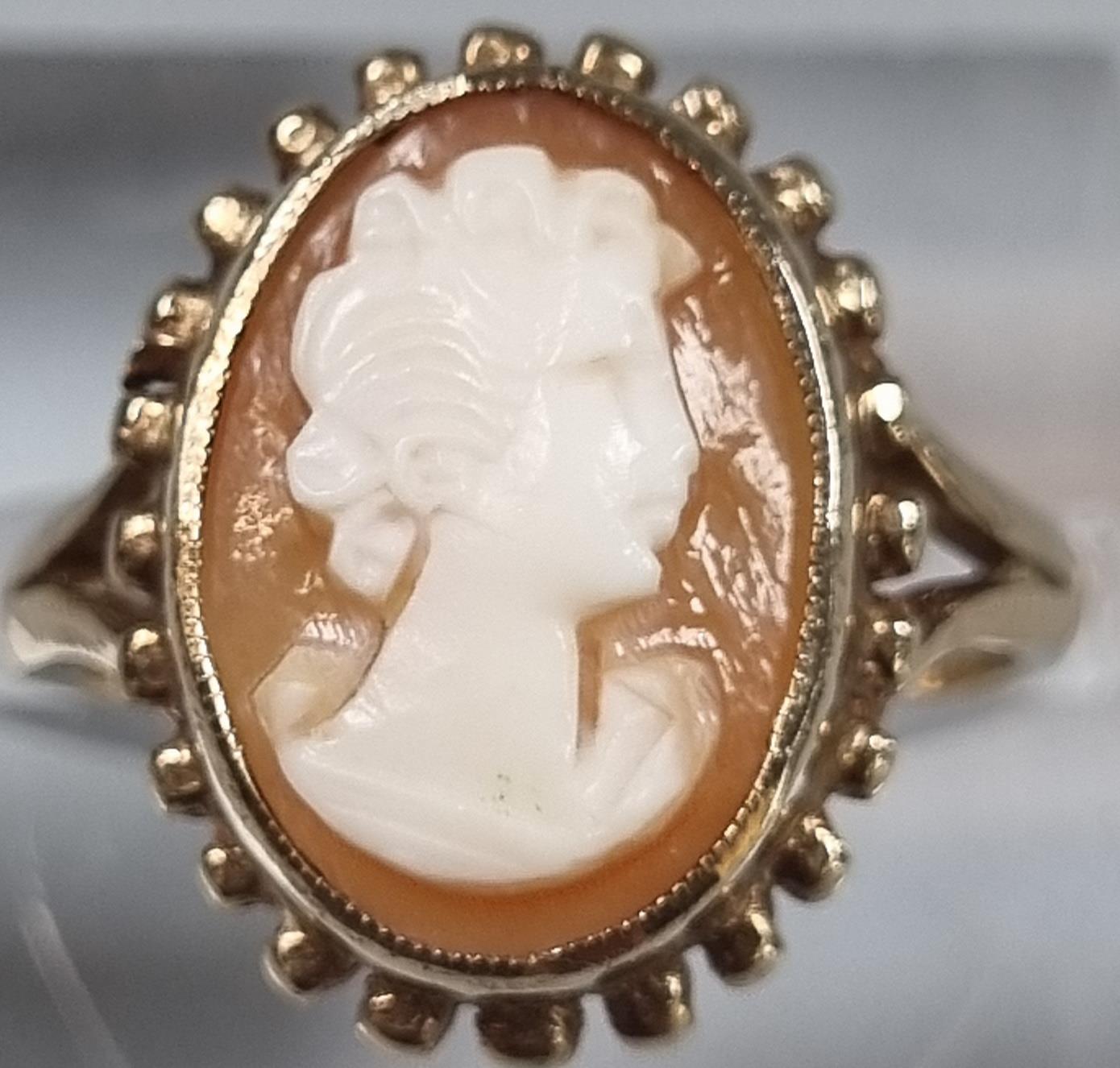 9ct gold cameo portrait ring. 3g approx. size L. (B.P. 21% + VAT)