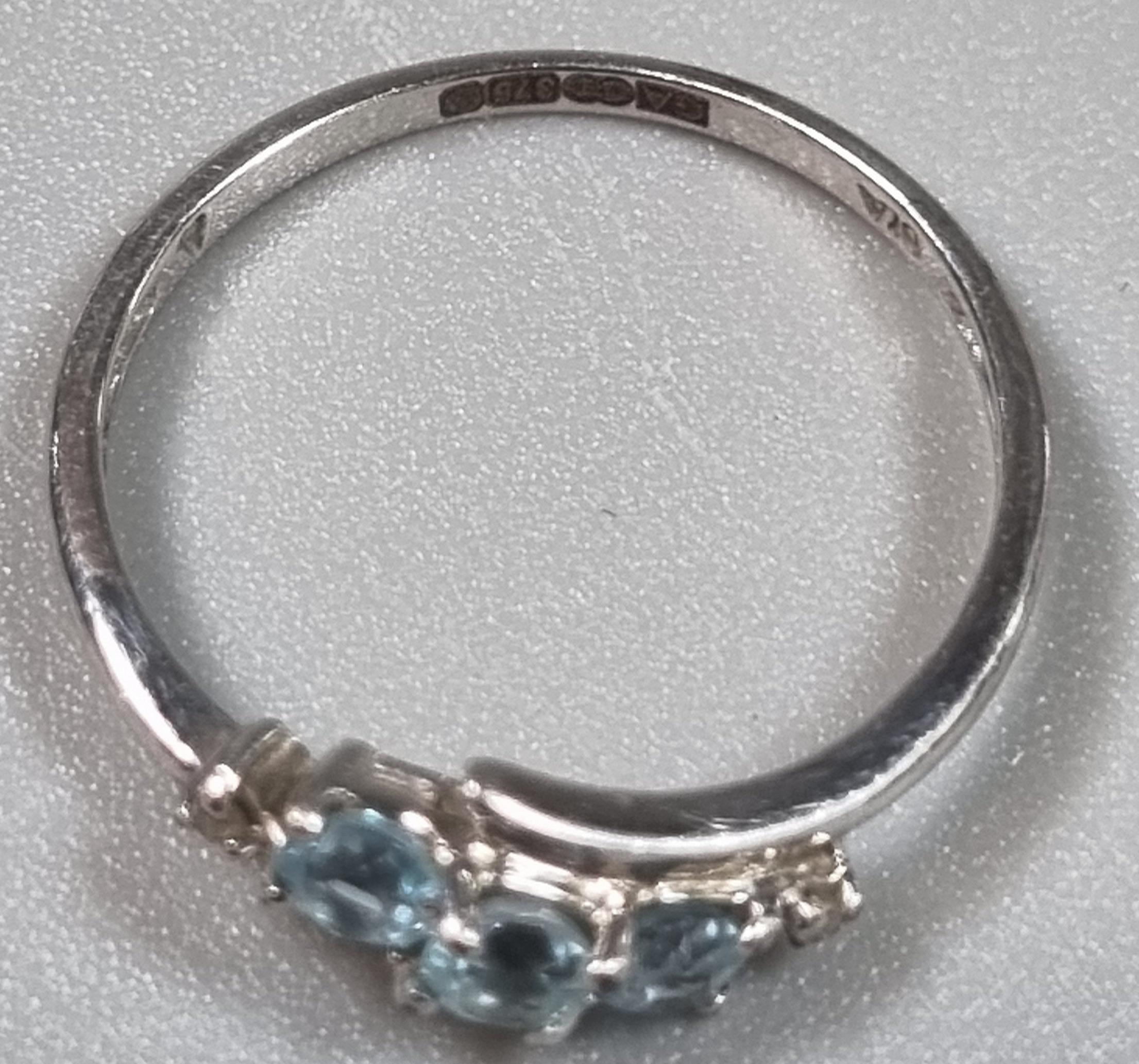 9ct white gold blue stone twist shank ring. 1.1g approx. size K1/2. (B.P. 21% + VAT) - Image 3 of 4