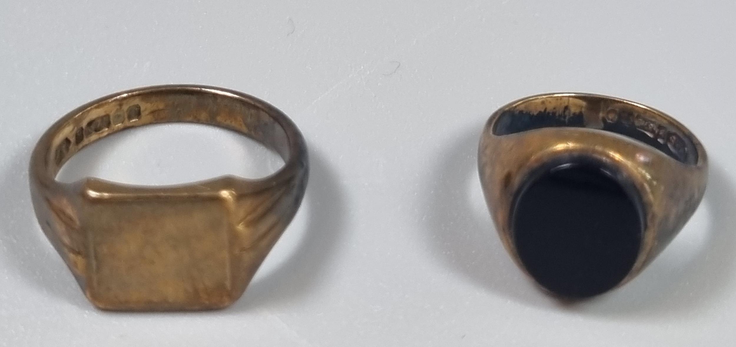 9ct gold signet ring. 6.6g approx. Size R. Together with a 9ct gold black hardstone signet ring. 4.