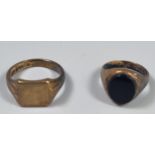 9ct gold signet ring. 6.6g approx. Size R. Together with a 9ct gold black hardstone signet ring. 4.