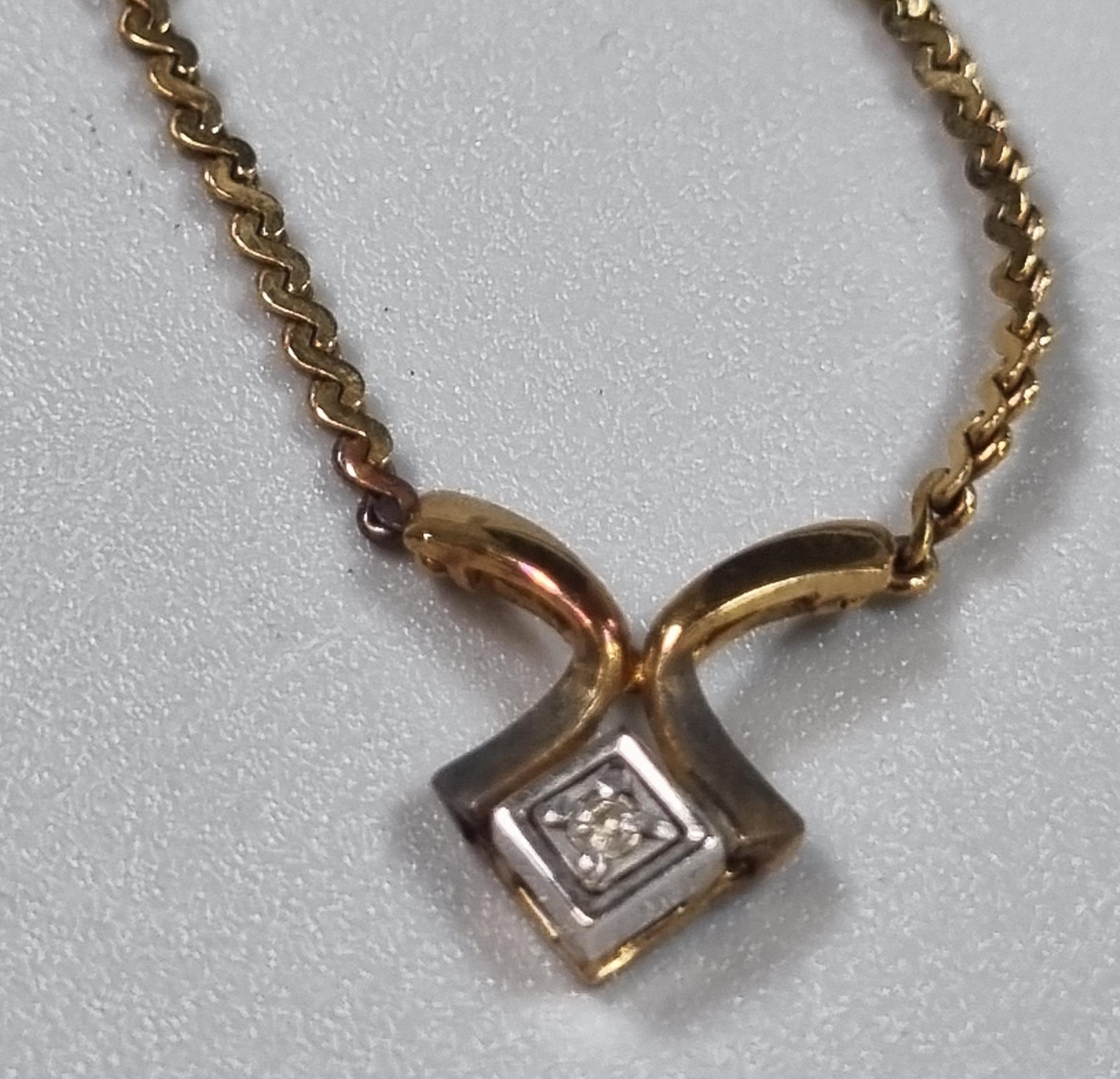 9ct gold chain with small pendant. 5g approx. (B.P. 21% + VAT) - Image 2 of 3