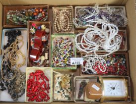 Tray of mainly costume jewellery to include: necklaces, bracelets, brooches etc. together with a