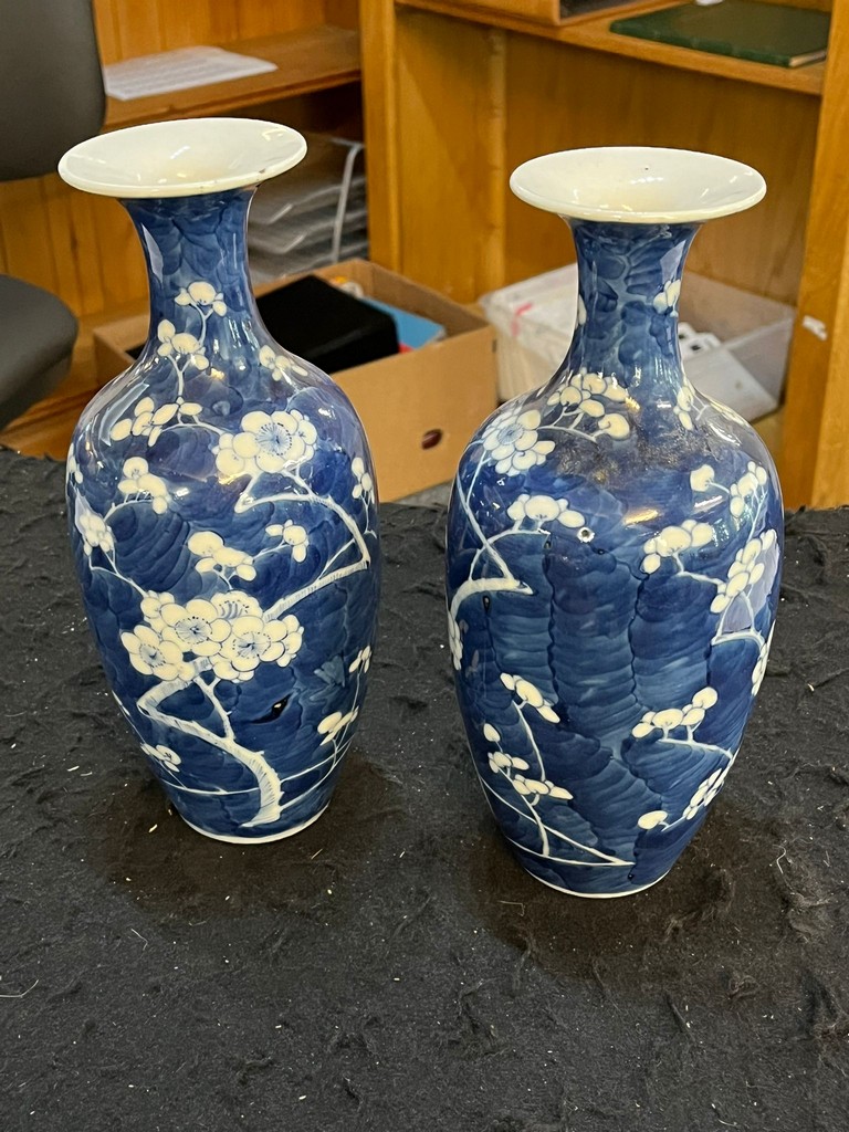 Pair of Chinese export porcelain blue and white baluster vases depicting flower and prunus - Image 5 of 8