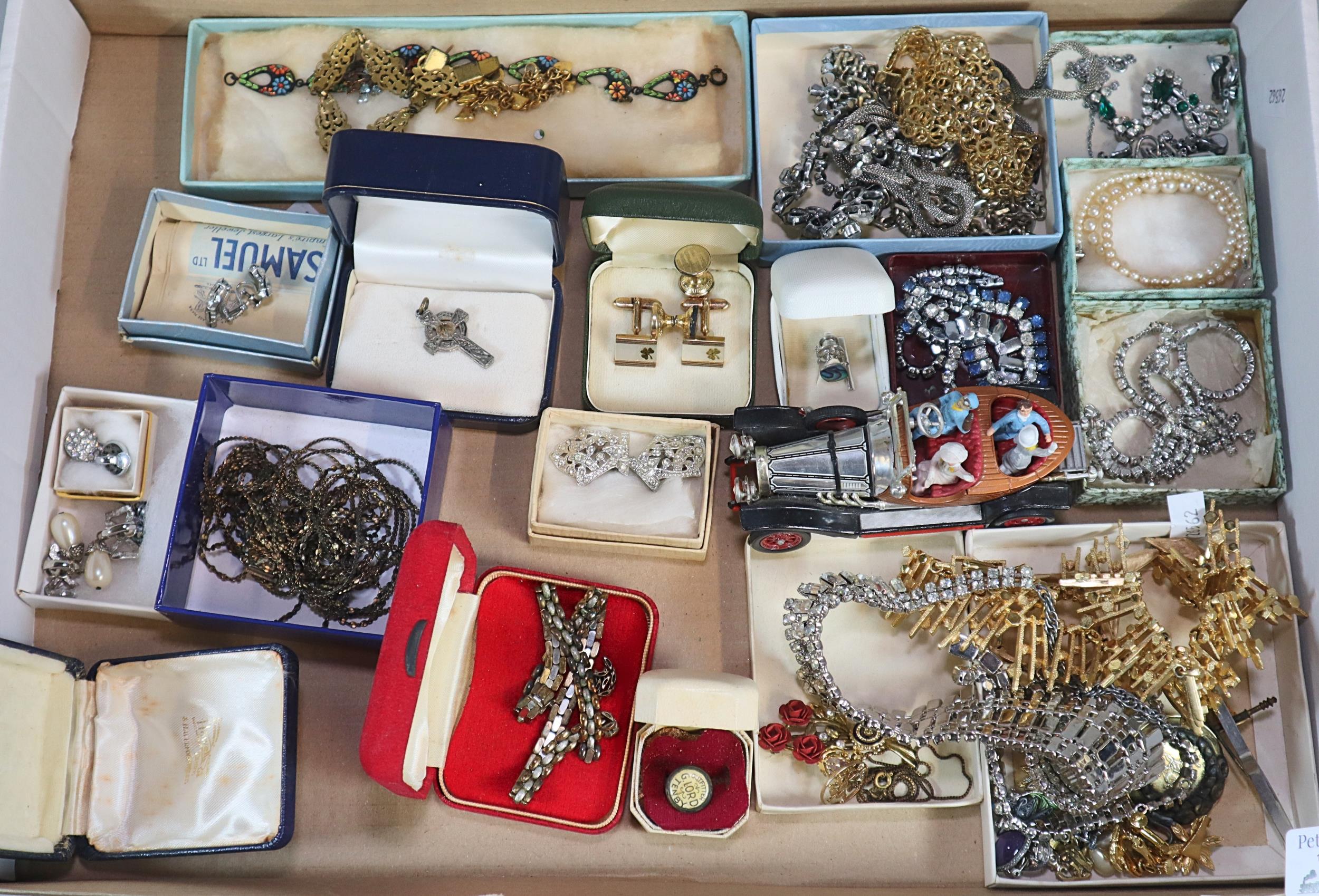 Box of assorted costume jewellery to include: choker and other necklaces, brooches, bracelets,