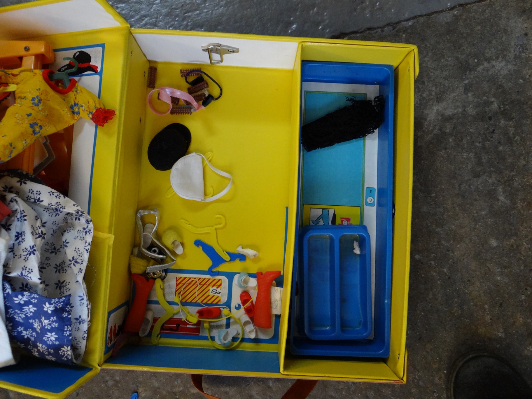 Box of toys to include: Lego 3 Basic Set in original box, Sindy's Electric Magic Cooker in - Image 9 of 10