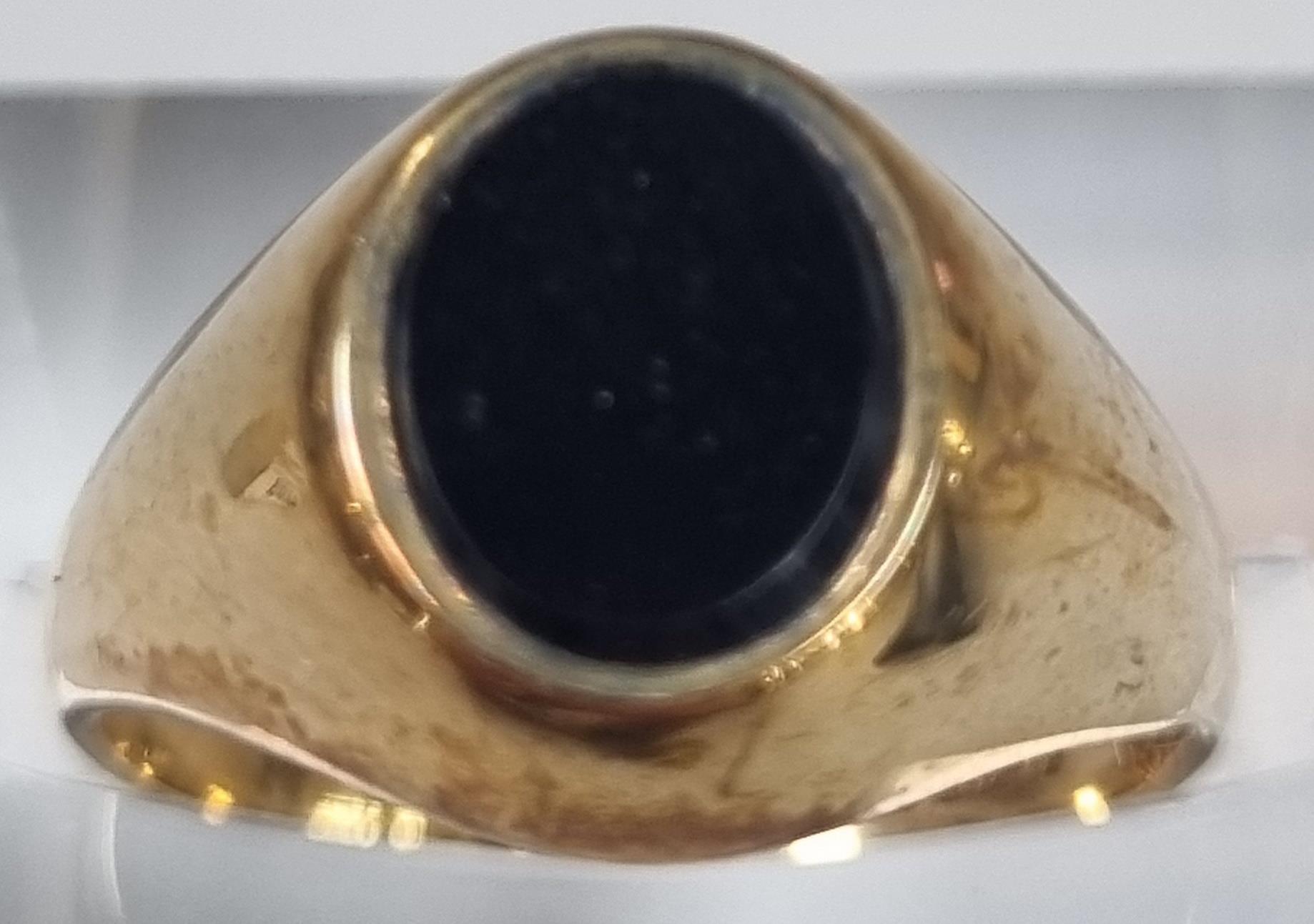 9ct gold and black hardstone signet ring. 3.2 g approx. size L. (B.P. 21% + VAT)