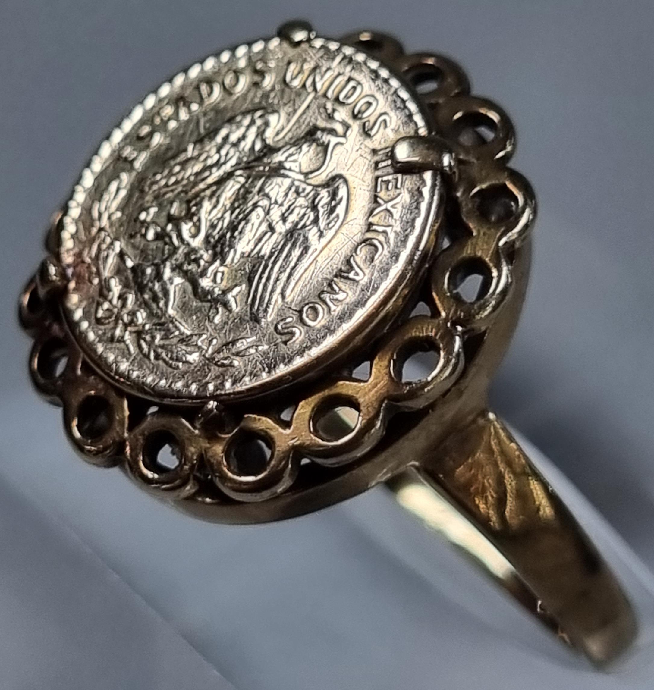 9ct gold ring inset with a small Mexican Pesos coin marked 'Estados Unidos Mexicanos'. 4g approx. - Image 2 of 4