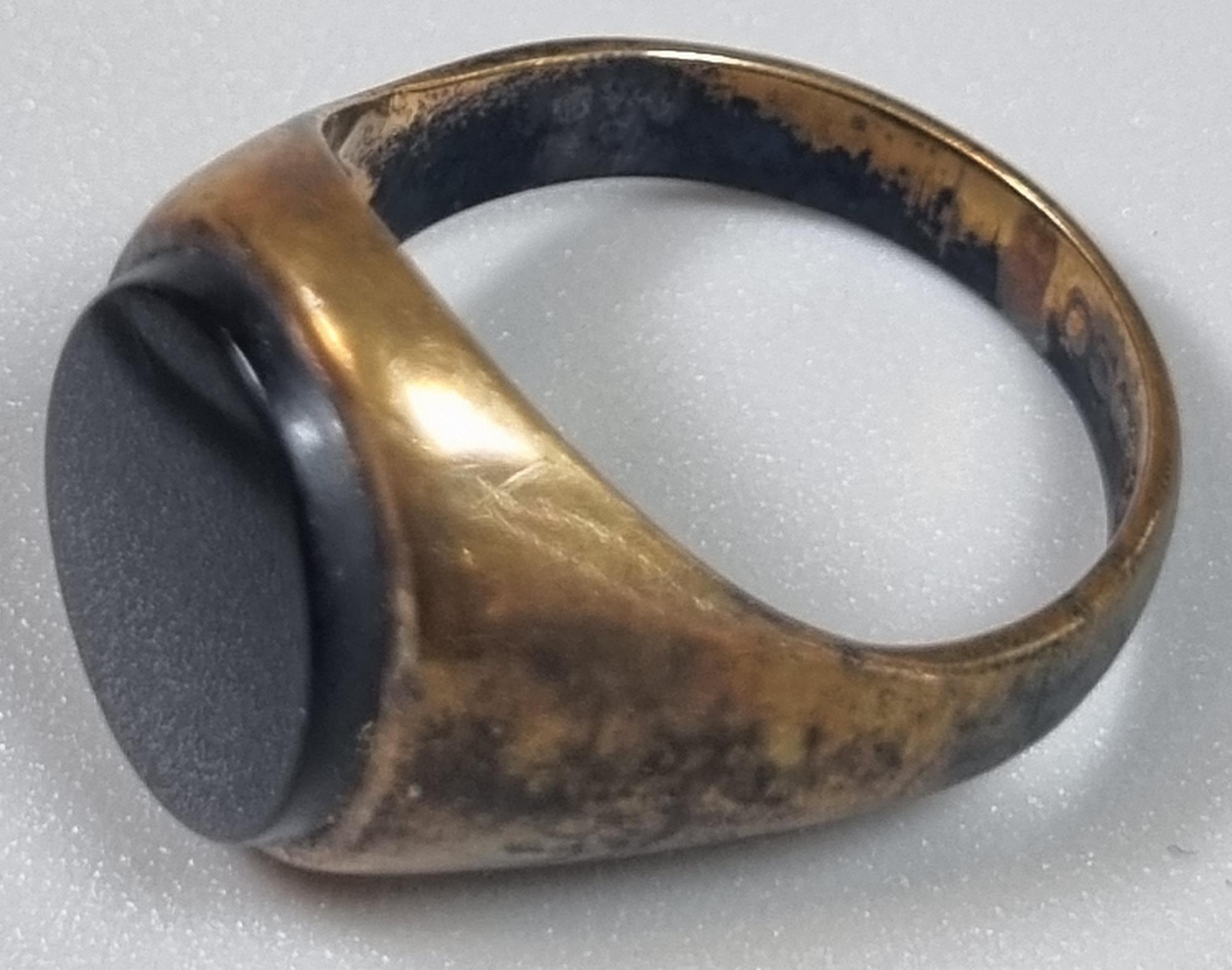 9ct gold signet ring. 6.6g approx. Size R. Together with a 9ct gold black hardstone signet ring. 4. - Image 2 of 4