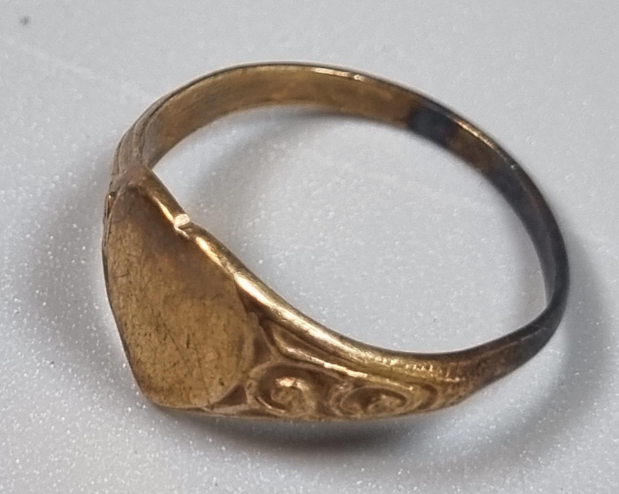 9ct gold wedding band. 4.1g approx. Size N, together with a yellow metal heart signet ring. 1.3g - Image 2 of 4