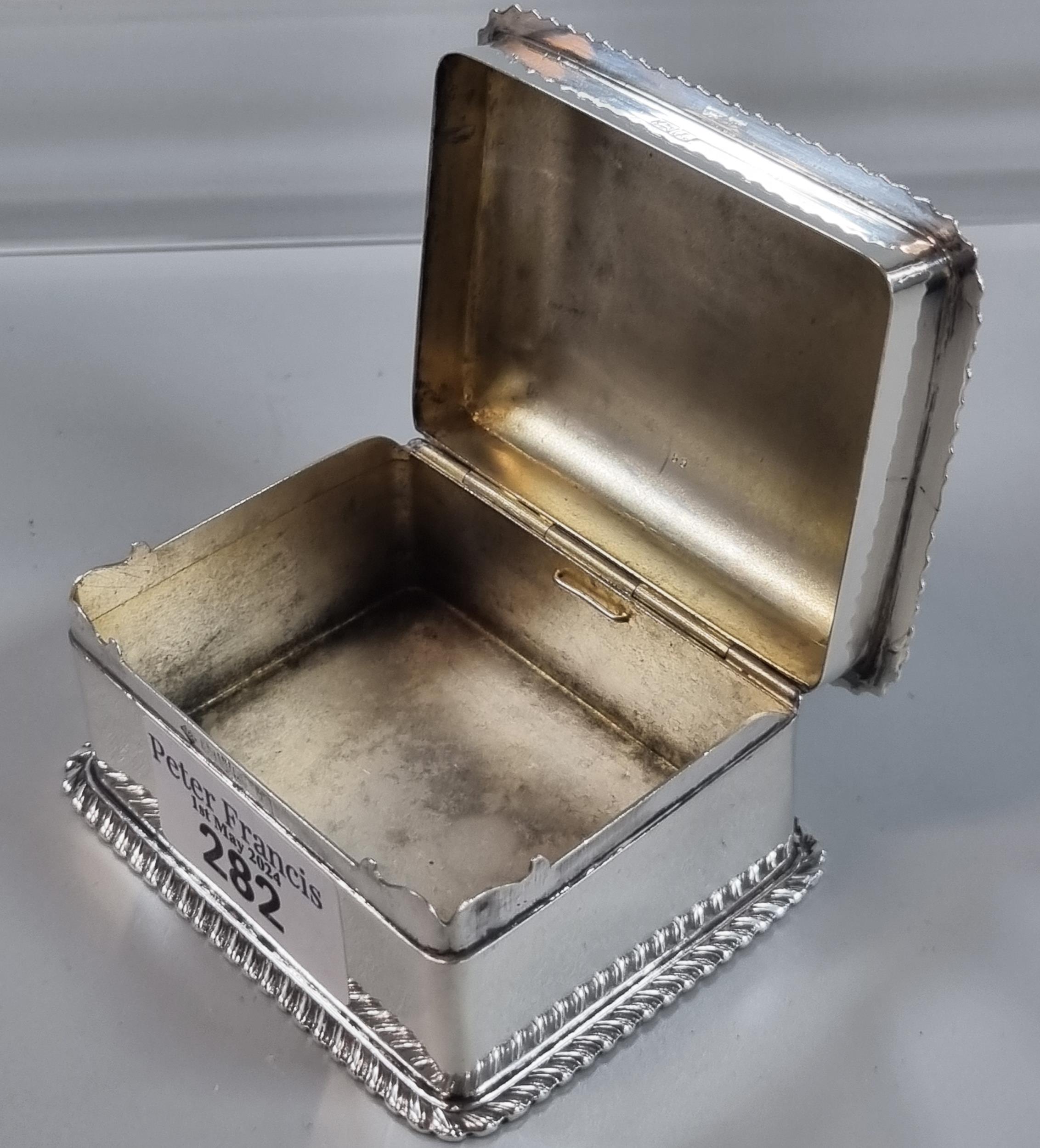 Silver presentation table snuff box with gadroon edging and engraved inscription 'Fishmongers - Image 3 of 4