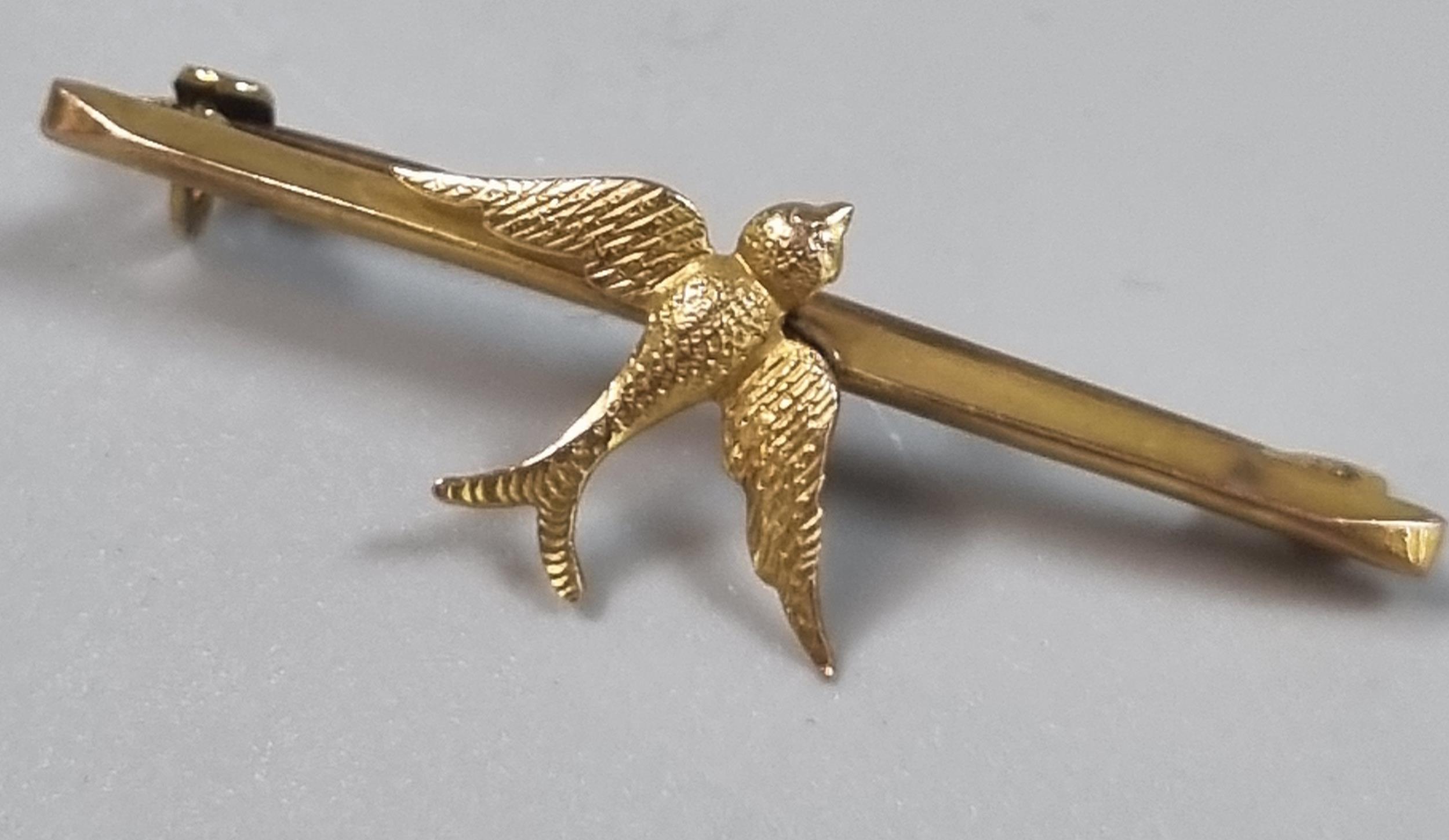 9ct gold swallow bar brooch. 1g approx. (B.P. 21% + VAT) - Image 2 of 3