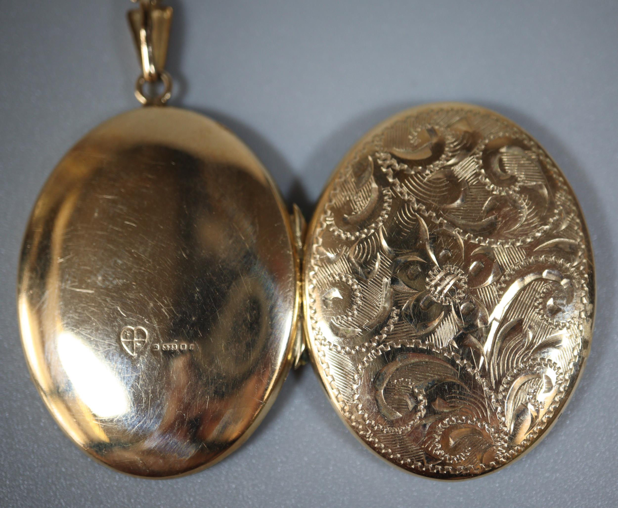 9ct gold gold engraved locket on a 9ct gold fine link chain. 8.4g approx. (B.P. 21% + VAT) - Image 2 of 2