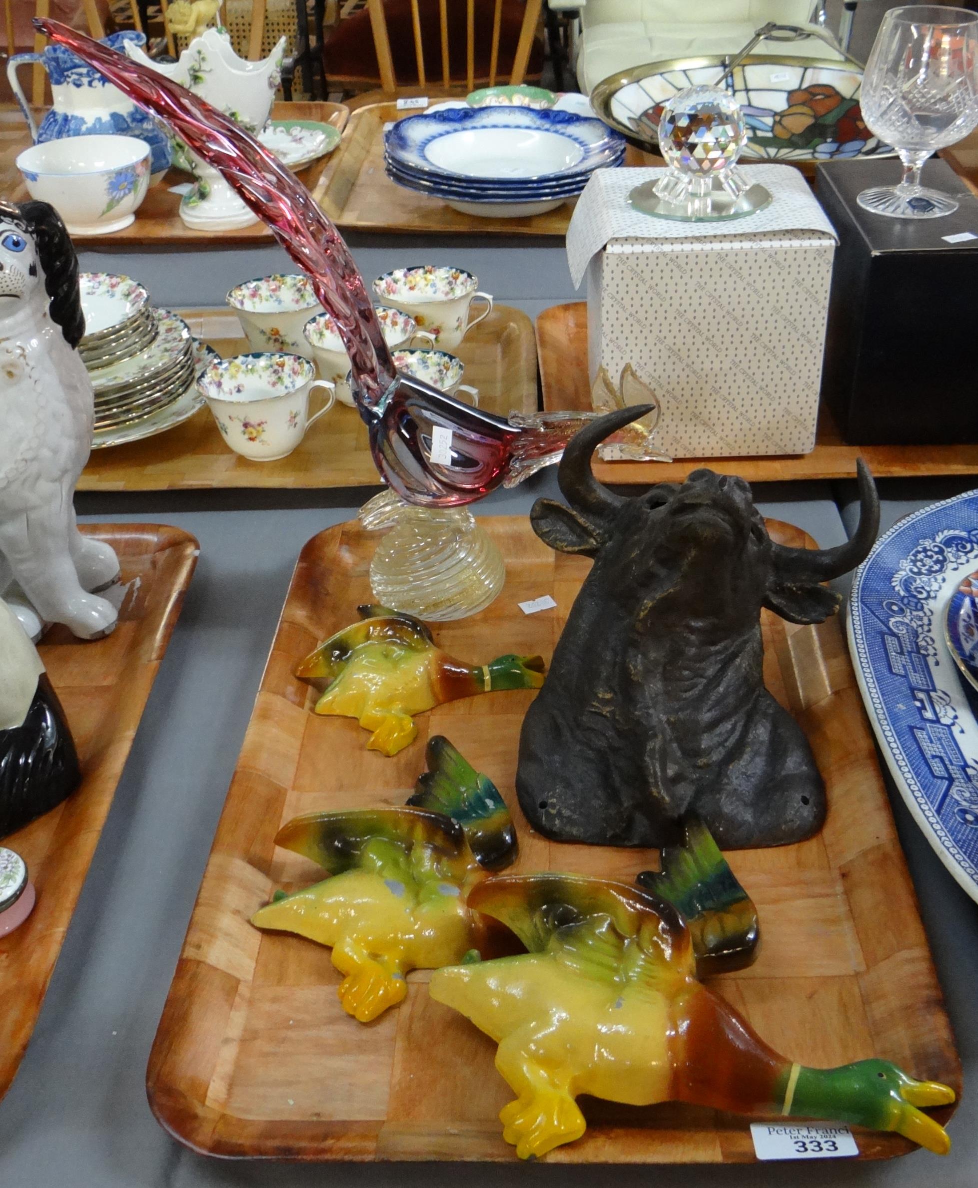 Tray of assorted items to include: a glass cockerel, three metal wall hanging ducks by Barkside