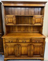 18th century style oak two stage rack back dresser, possibly by Titchmarsh and Goodwin. 134x49x184cm