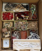 Tray of mainly costume jewellery to include: necklaces, bracelets, brooches etc. together with a