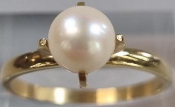 18ct gold pearl ring. 3.6g approx. Size Q. (B.P. 21% + VAT)
