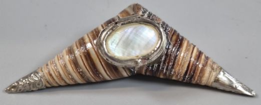 Small silver mounted double shell miniature snuff mull with mother of pearl hinged cover. 2.5cm wide