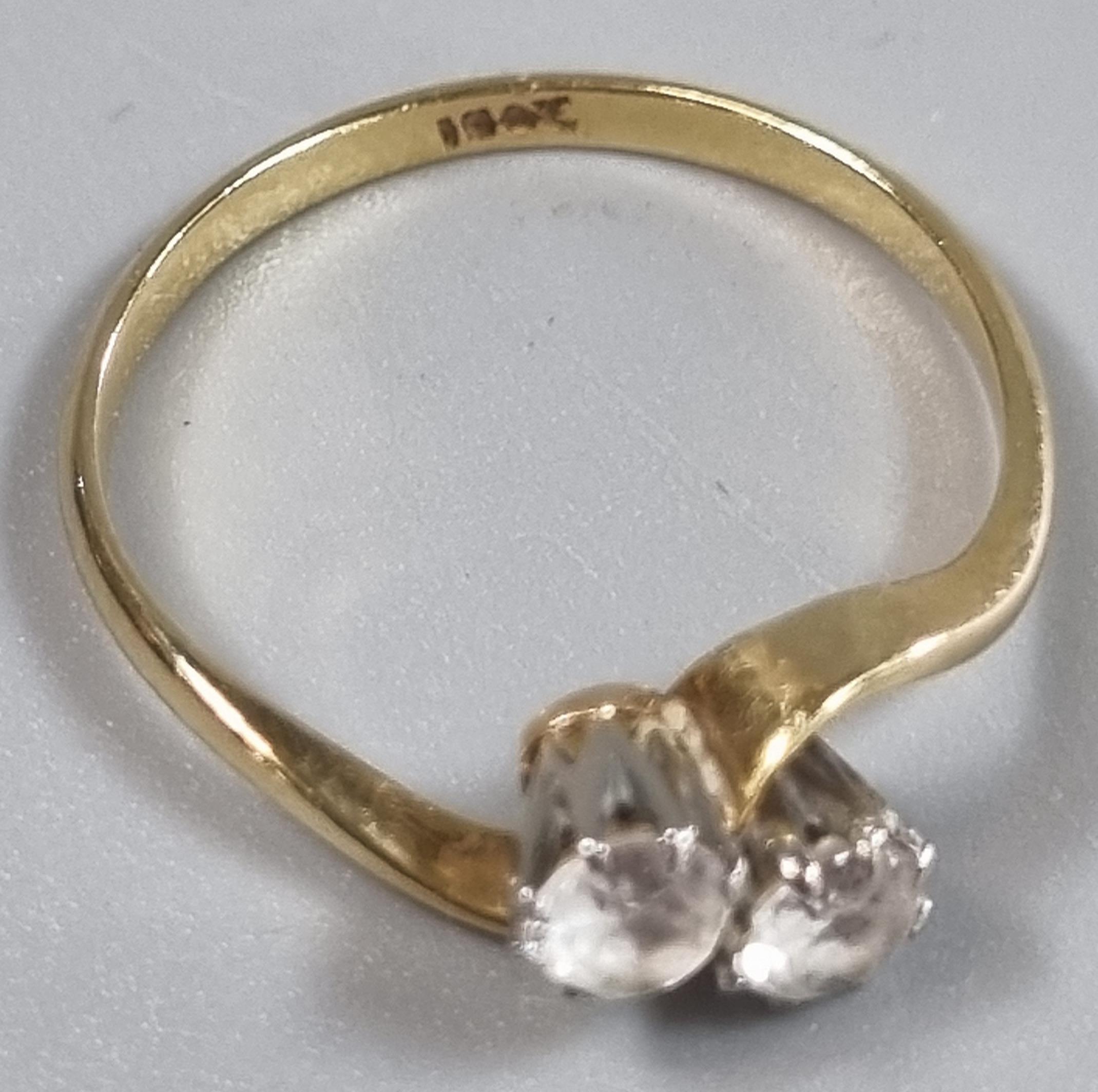 18ct gold twist shank two stone ring (do not test as diamonds). 1.8g approx. Size N. (B.P. 21% + - Image 3 of 4