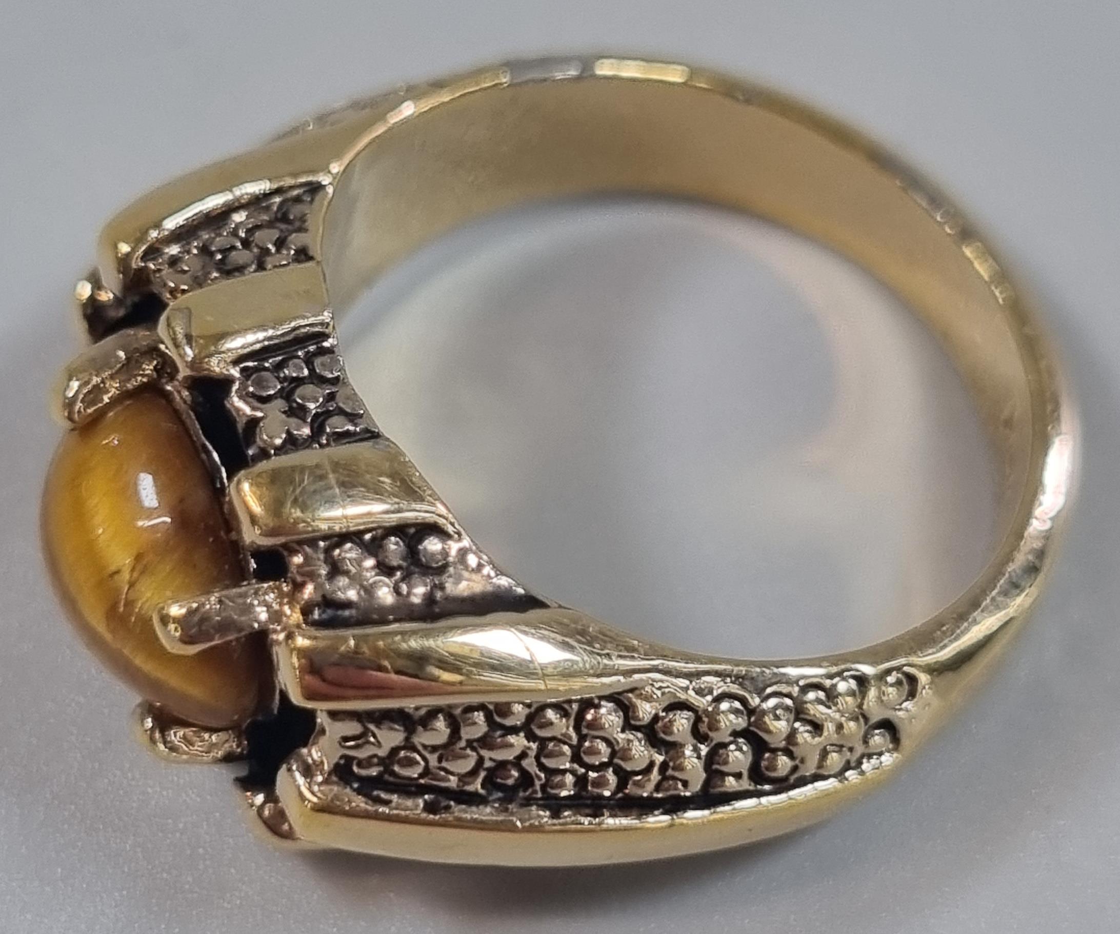 14K gold plated dress ring inset with Tiger's Eye stone. Size S. (B.P. 21% + VAT) - Image 3 of 4