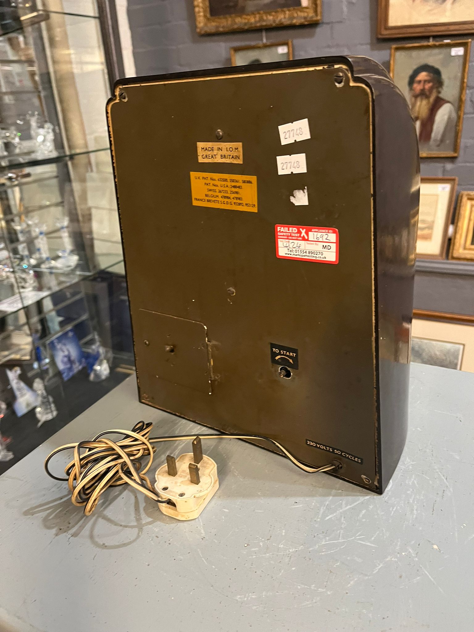 Mid century brown Bakelite Vitascope Industries Ltd electric automaton clock with rocking three - Image 6 of 6