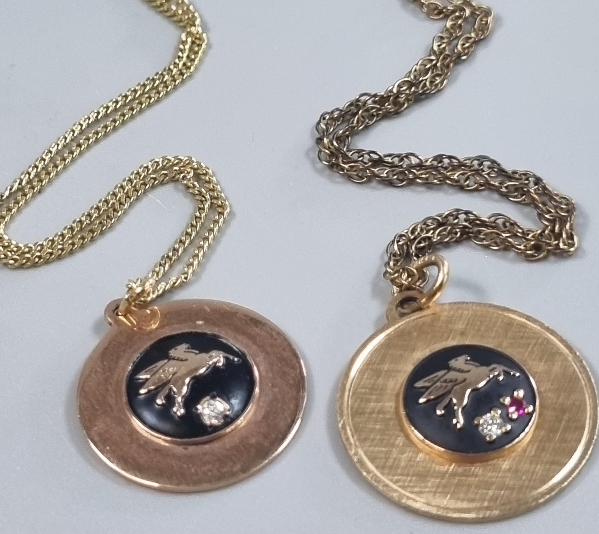 Two similar unusual 10K gold circular pendants with Pegasus horse, ruby and diamonds, both on yellow - Image 3 of 3