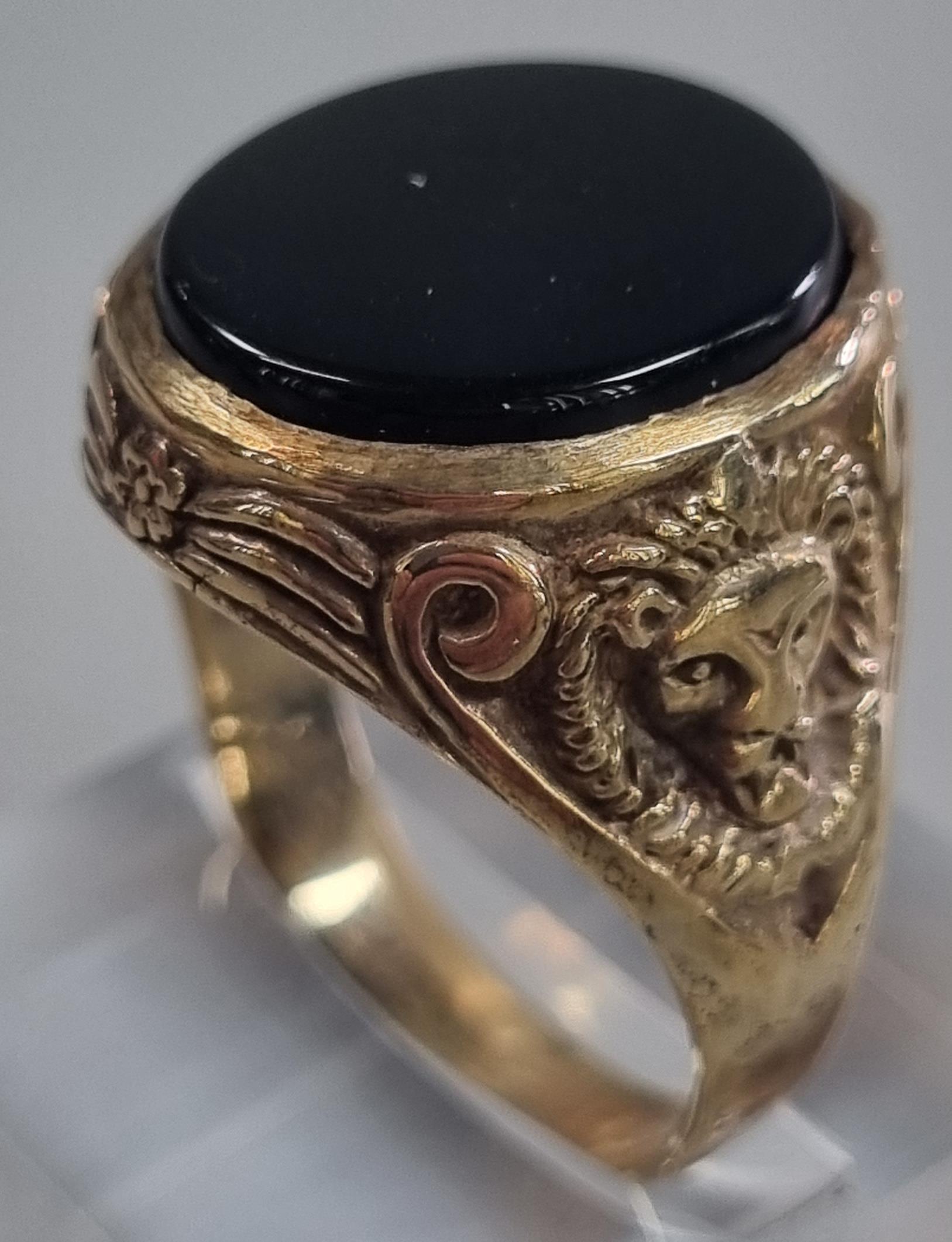 Yellow metal and black hardstone signet ring with lion mask mounts to each shoulder. 7.5g approx. - Image 2 of 4