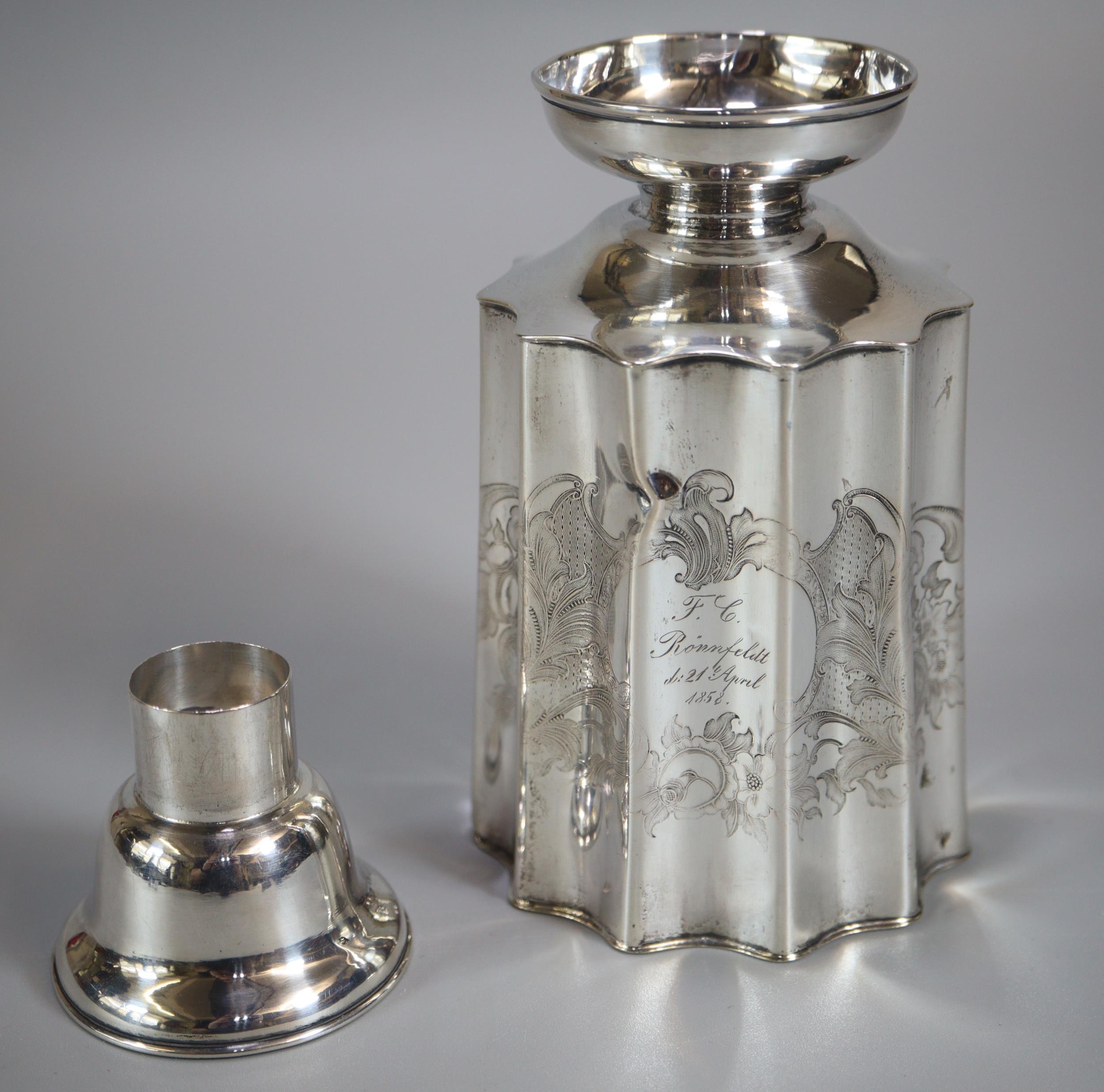 Continental white metal canister/flask, the body with engraved floral and foliate decoration, - Bild 3 aus 4