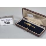 9ct gold swallow bar brooch. 1g approx. (B.P. 21% + VAT)