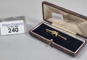 9ct gold swallow bar brooch. 1g approx. (B.P. 21% + VAT)