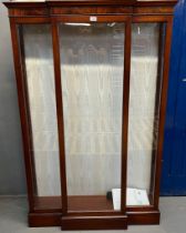 Mahogany break front display cabinet with glass shelves. Label for Archer Smith. 106x32x160cm