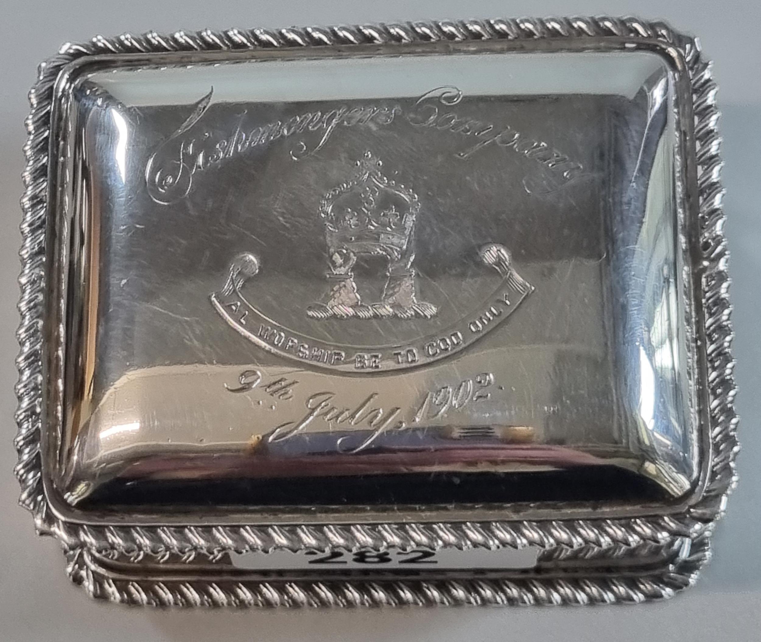 Silver presentation table snuff box with gadroon edging and engraved inscription 'Fishmongers - Image 2 of 4