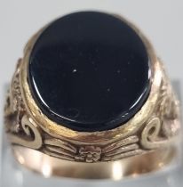 Yellow metal and black hardstone signet ring with lion mask mounts to each shoulder. 7.5g approx.