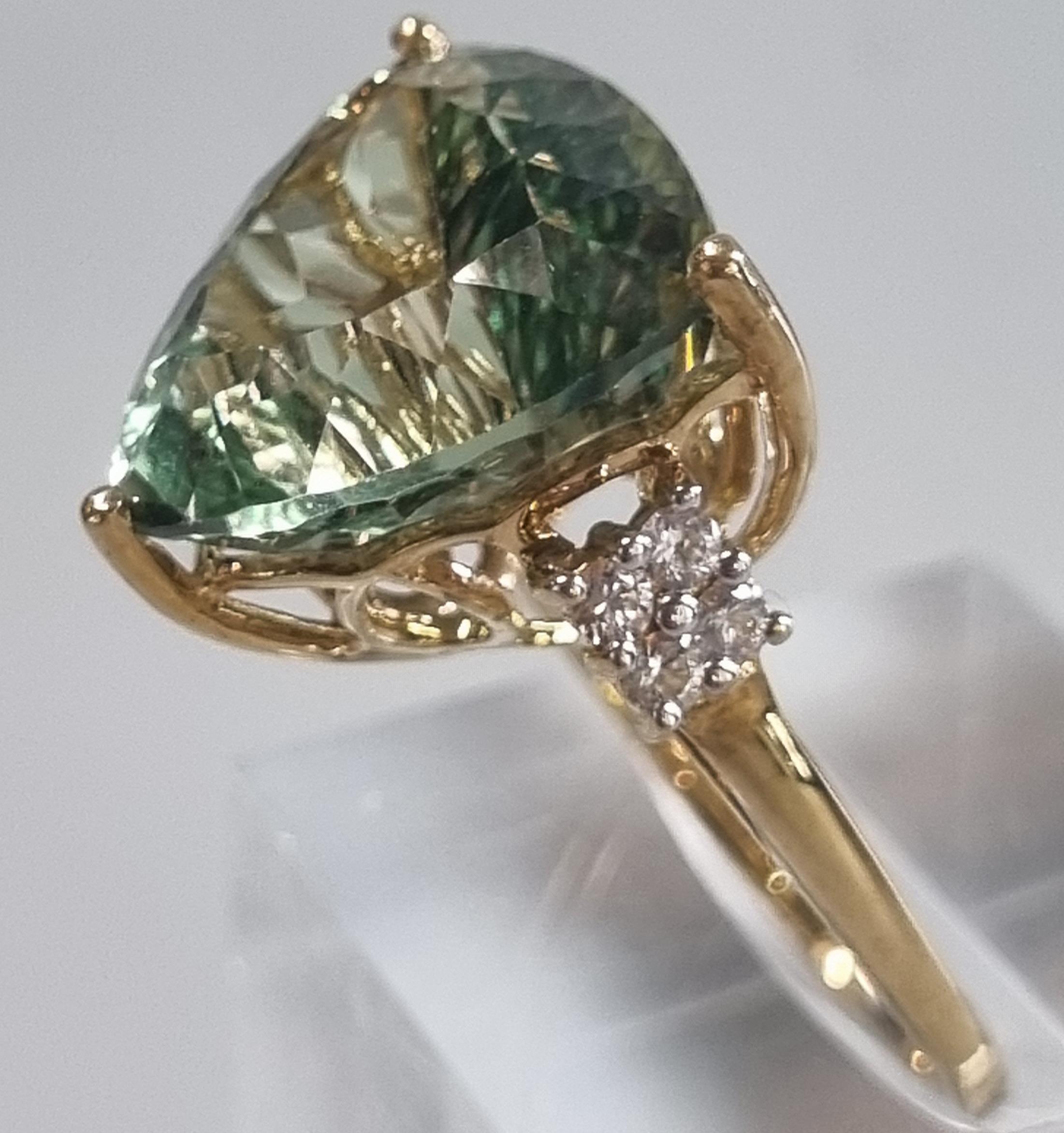 9ct gold 'Kiwi' green topaz and white sapphire ring. Sri Lankan origin. 14.275 carat weight. Size R. - Image 3 of 5