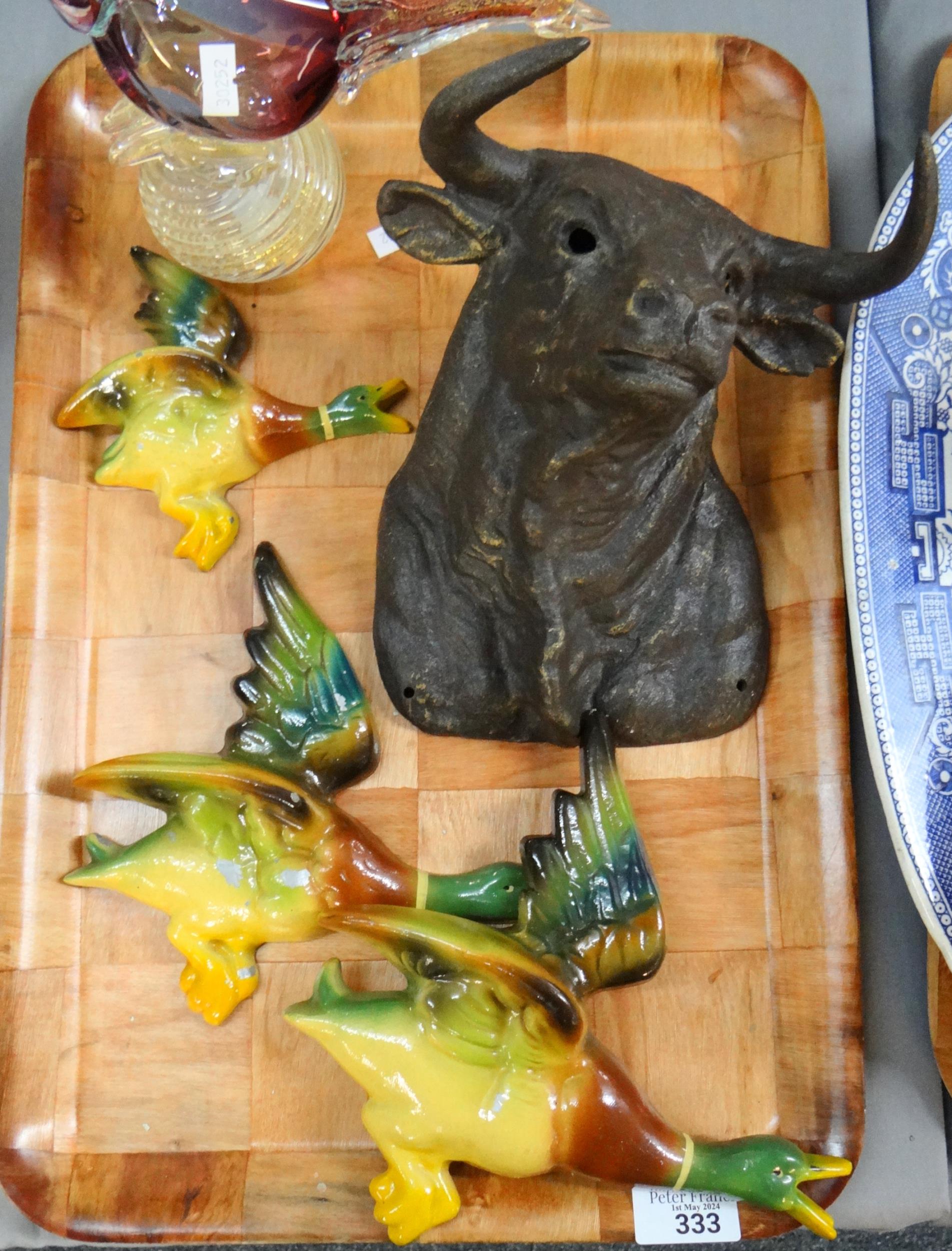 Tray of assorted items to include: a glass cockerel, three metal wall hanging ducks by Barkside - Image 2 of 2