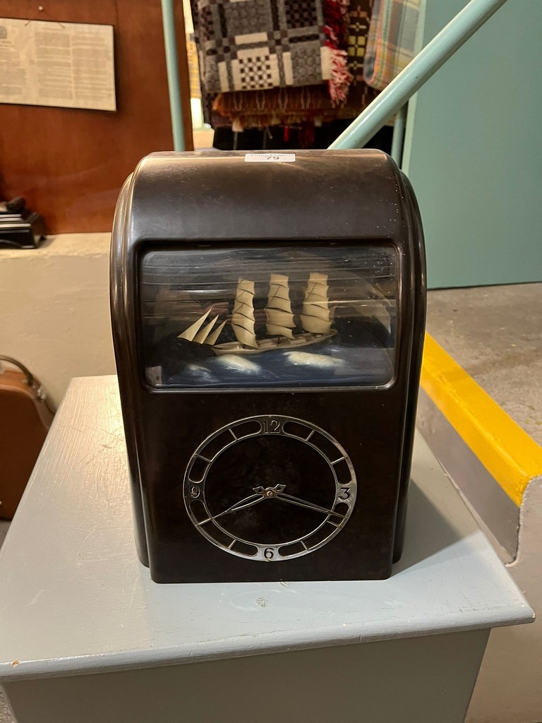 Mid century brown Bakelite Vitascope Industries Ltd electric automaton clock with rocking three - Image 4 of 6