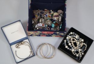 Jewellery box comprising assorted mainly silver jewellery to include: bangles, thimble, dress rings,
