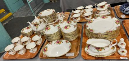 Royal Albert 'Old Country Roses' design bone china dinner and tea service comprising: twelve 10.5