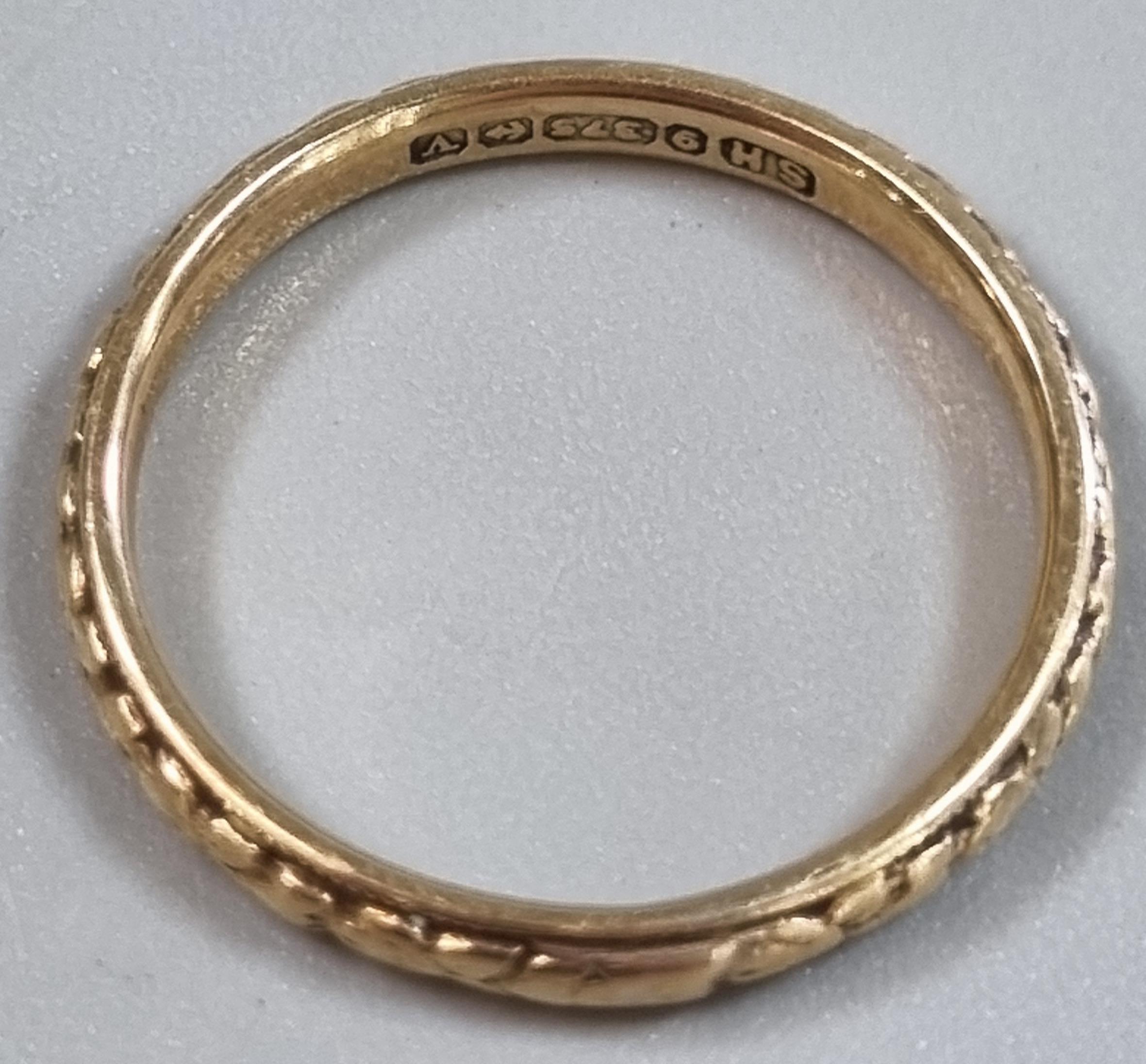 9ct gold wedding band with repeating wreath design. 1.8g approx. Size M. (B.P. 21% + VAT) - Image 3 of 3