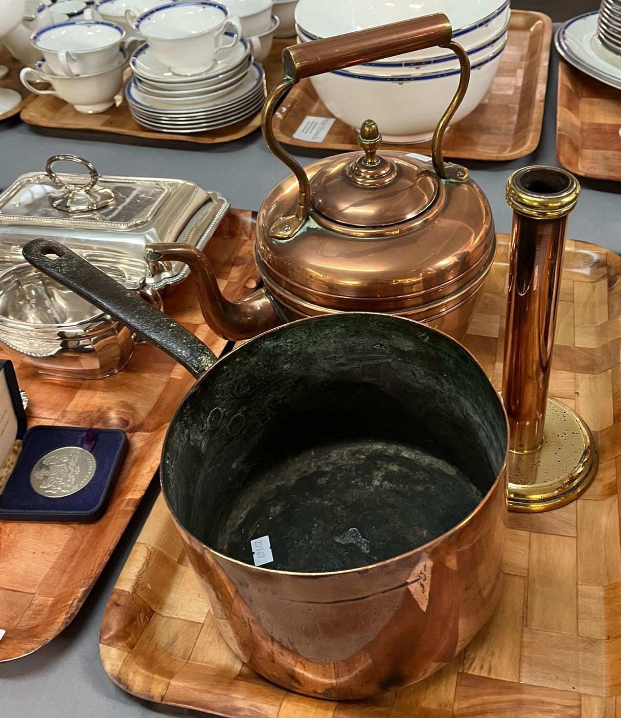 Tray of assorted metalware to include: copper saucepan with iron handle, copper kettle with acorn
