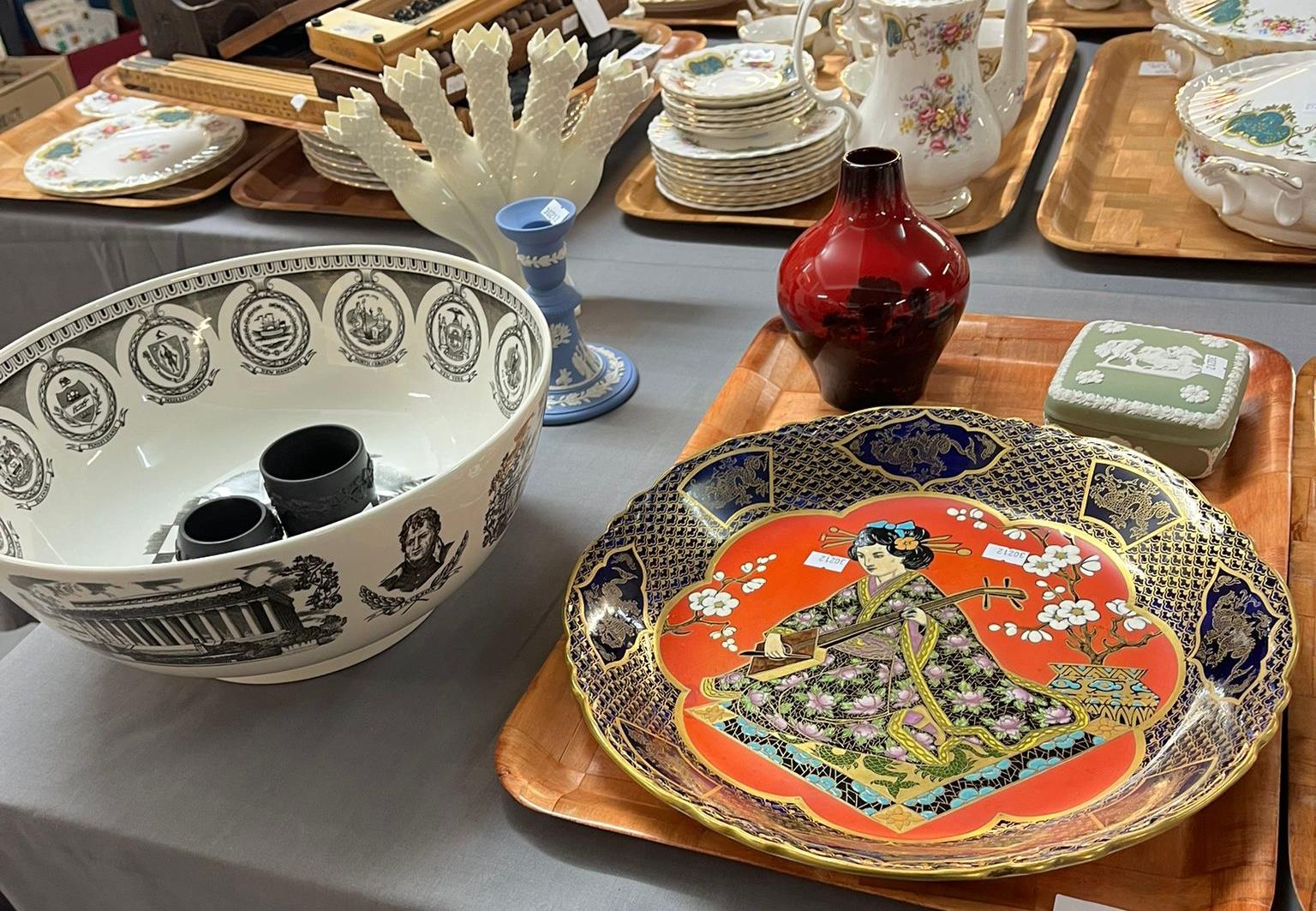 Tray of assorted ceramics to include: large Wedgwood the 'Federal' bowl, items of black Wedgwood '