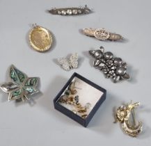 Bag of jewellery to include: 9ct back and front engraved locket, silver brooches, earrings etc. (B.