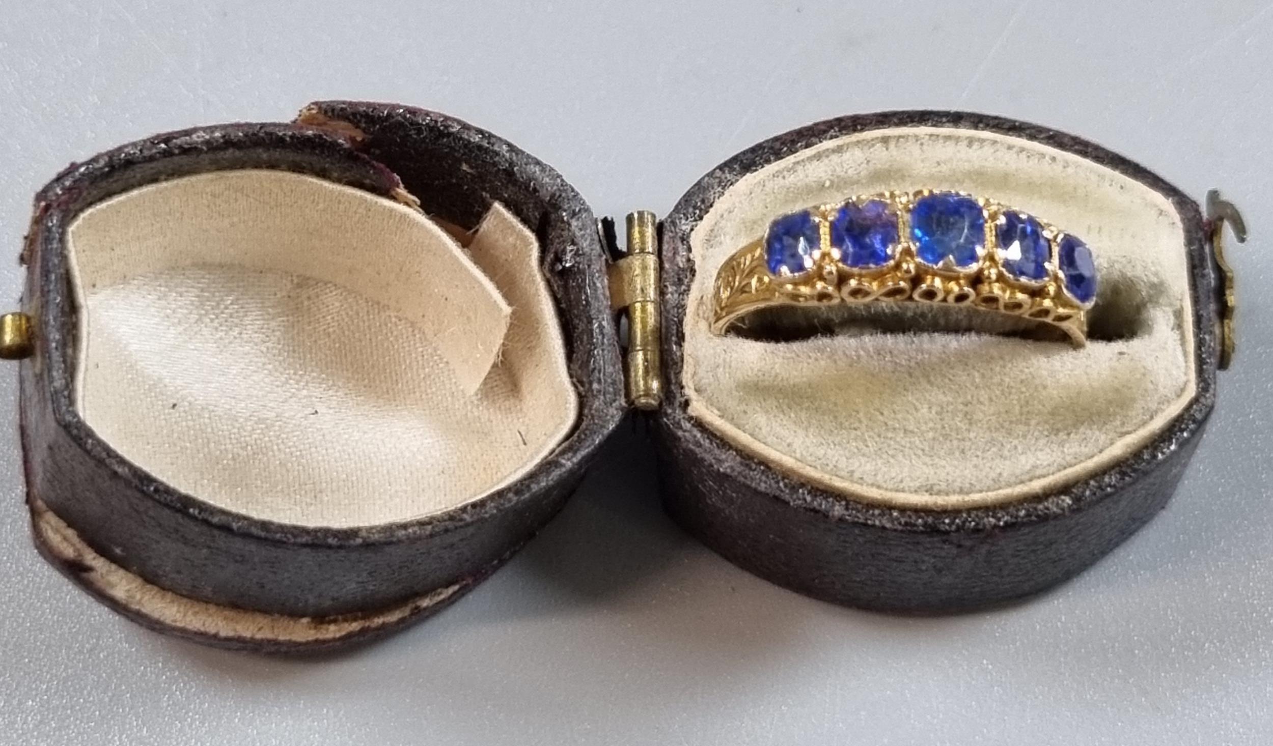 15ct gold Victorian ring set with five cornflower blue sapphires. 1.7g approx. Size L1/2. In antique - Image 5 of 6