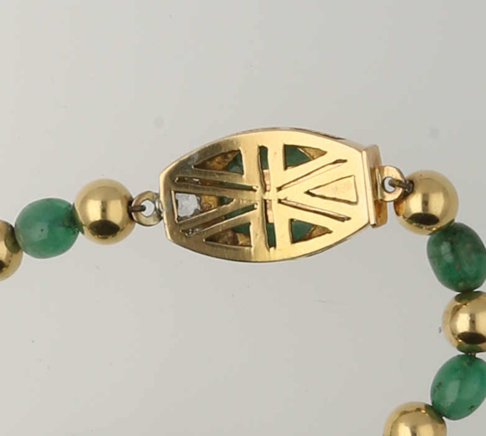 Smaragd-Collier Dekoratives Collier mit ovalen Smaragden von zus. ca. 350 ct sowie Goldkugeln und - Image 2 of 2