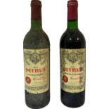 Château Pétrus, Pomerol 2 Flaschen 0.75 l, 1973, stark verschmutzt, Ende des Halses/Obere