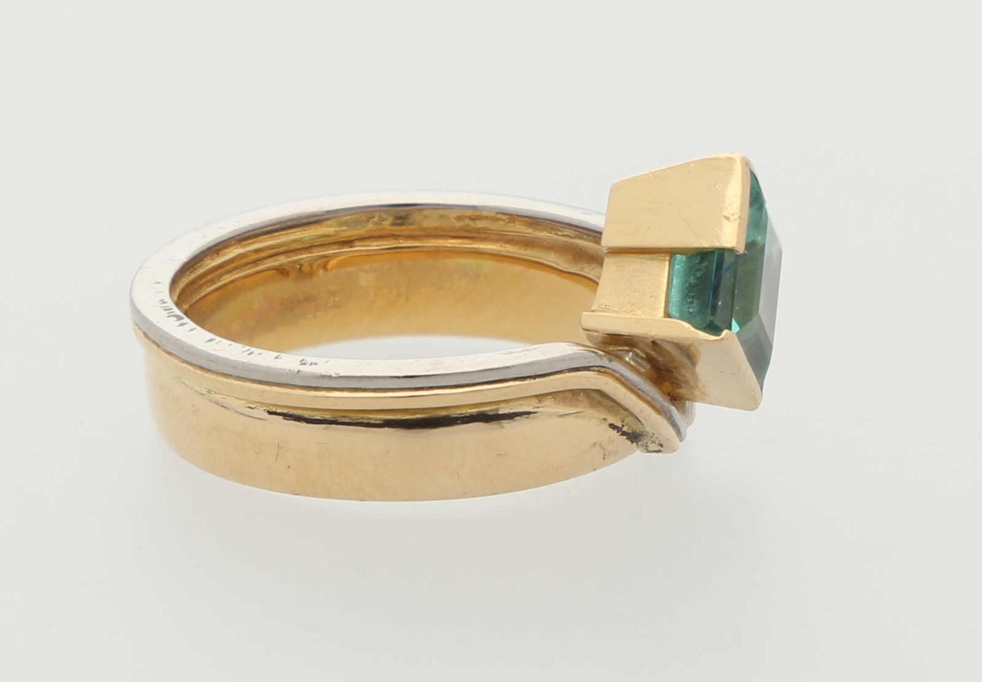 Smaragd-Ring Zeitloses Schmuckstück, signiert Rolf Dillmann, Bern, in Gelbgold/Weissgold 18K mit - Bild 2 aus 3
