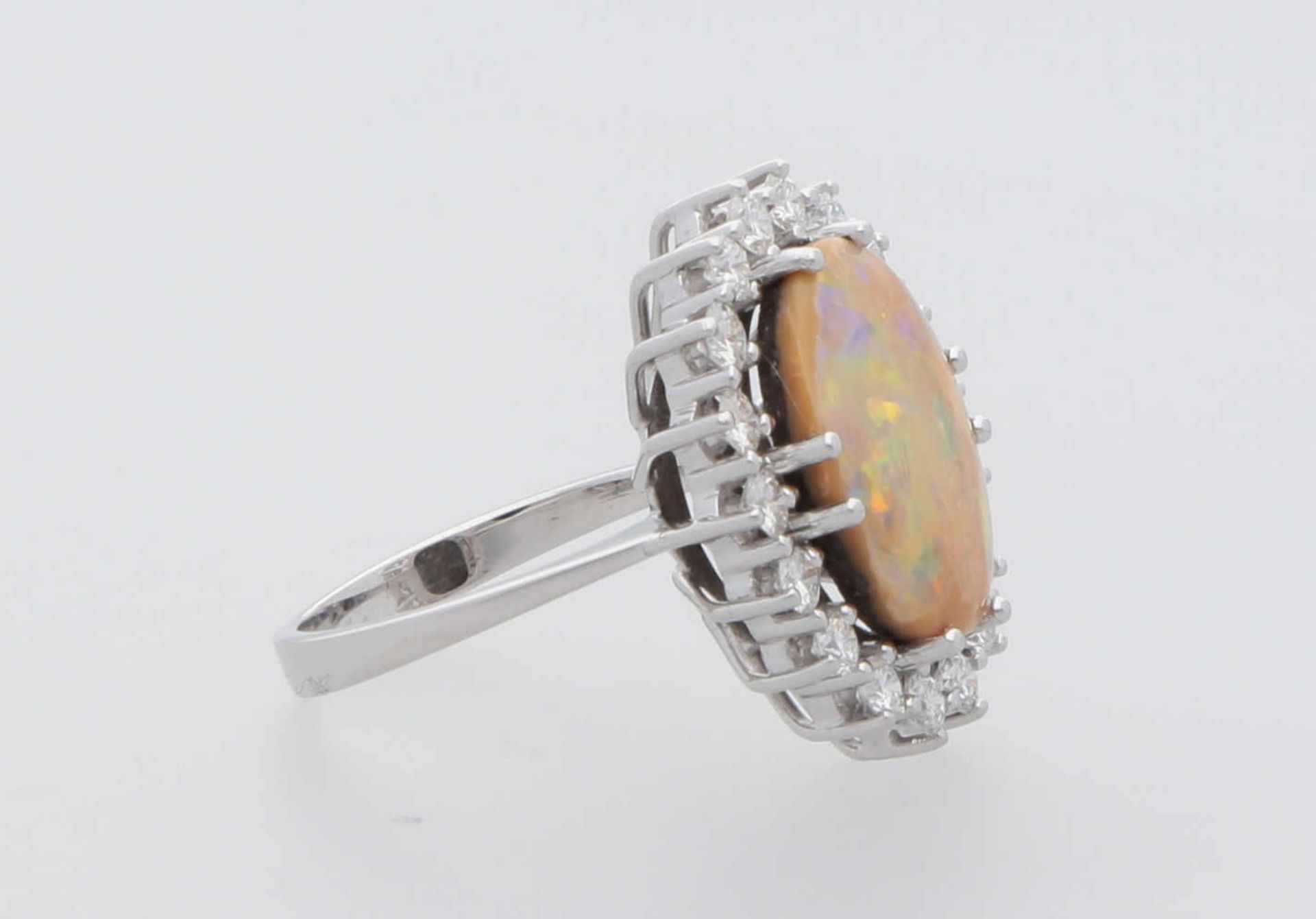 Opal-Brillant-Ring Elegantes Design in Weissgold 18K mit einem ovalen Boulder-Opal von ca. 5 ct - Image 2 of 3