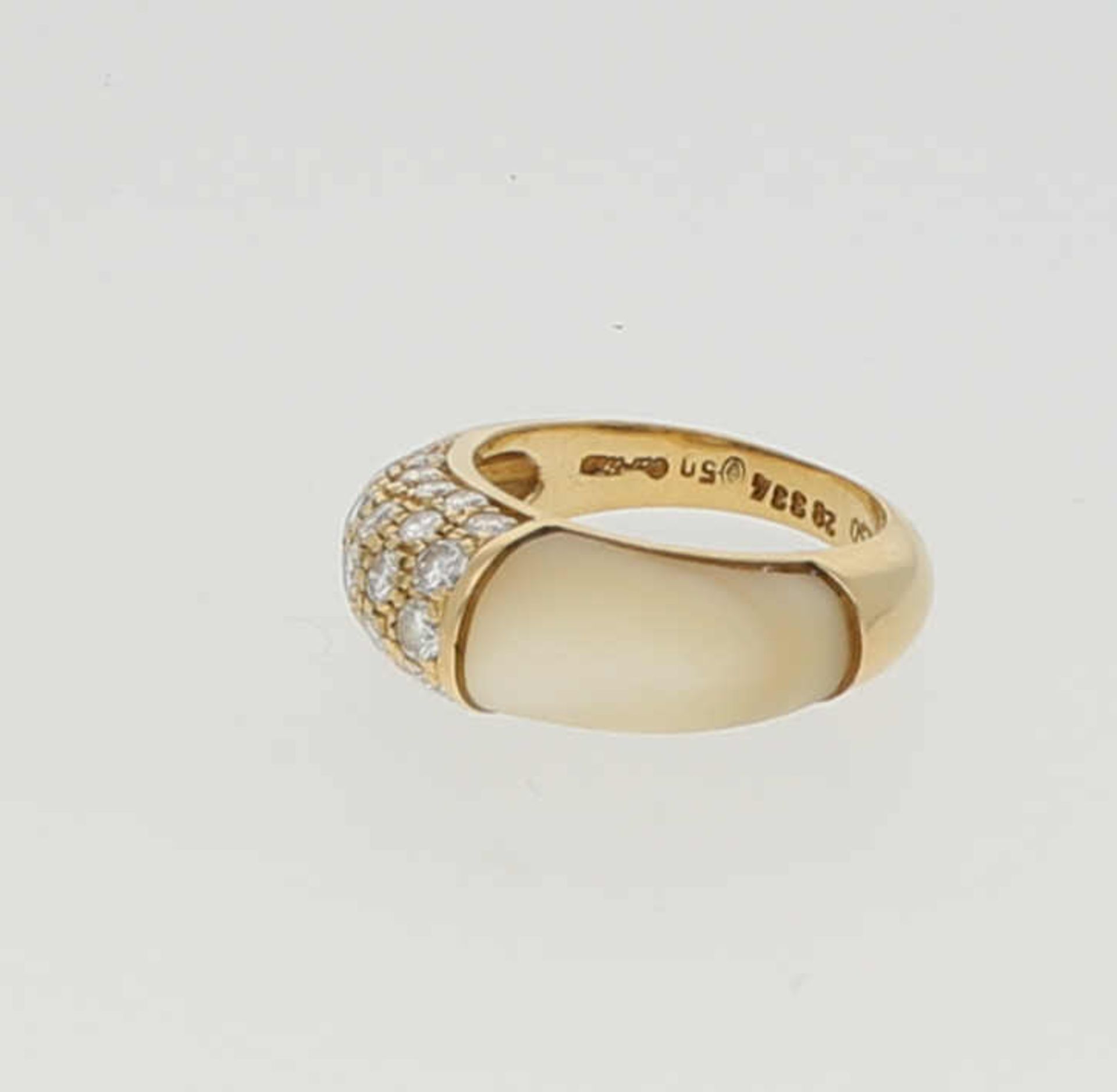CARTIER Ring Cartier Vintage Ring aus der "Mimi" Kollektion mit Perlmutt und Diamanten von zus. - Bild 2 aus 2
