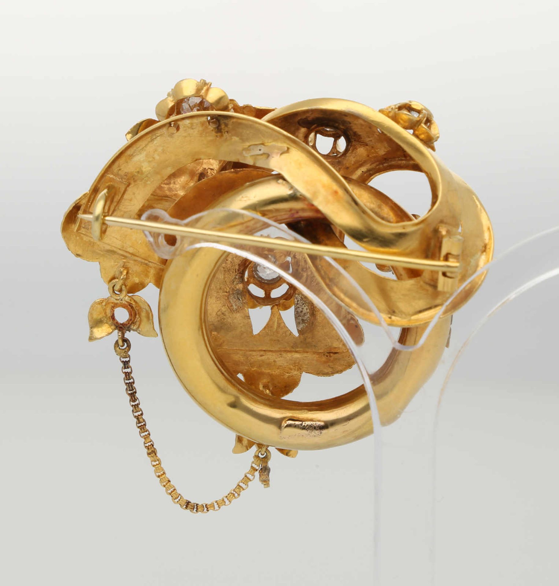 Diamant-Brosche Antike Brosche im floralen Design mit zartem Kettchen in Gelbgold 18K und mit - Bild 2 aus 2
